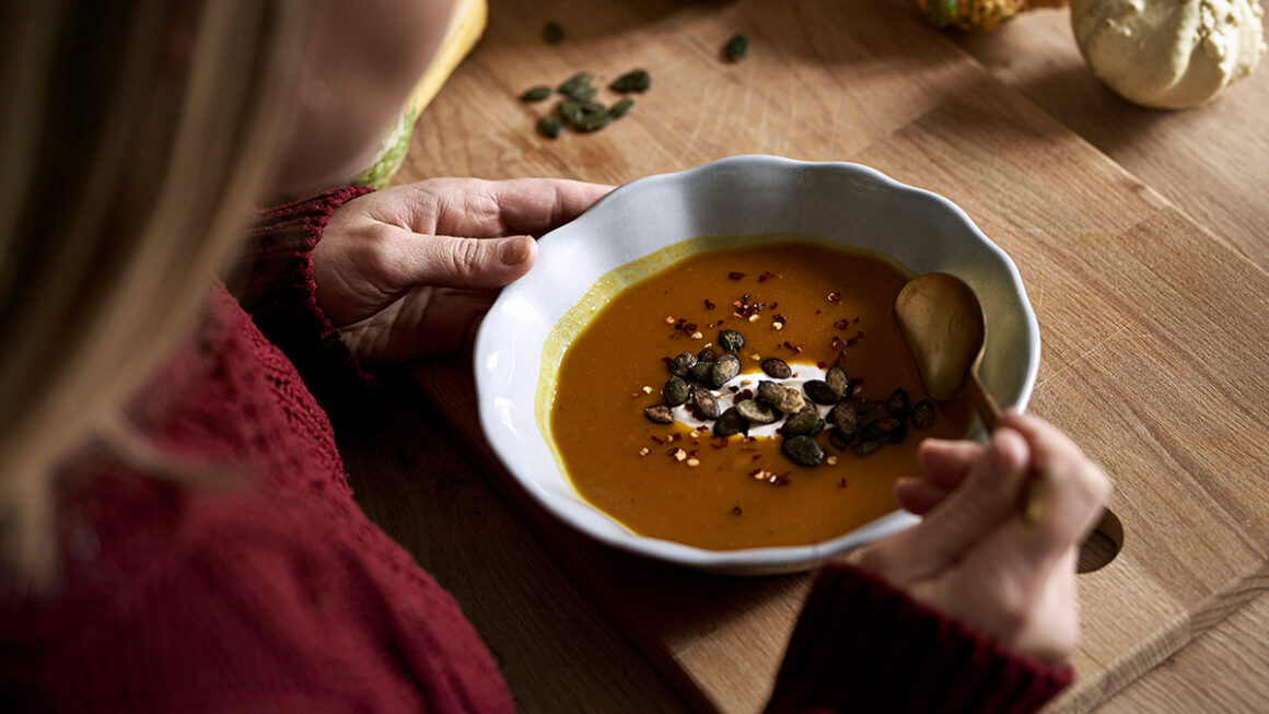 mulher praticando mindful eating