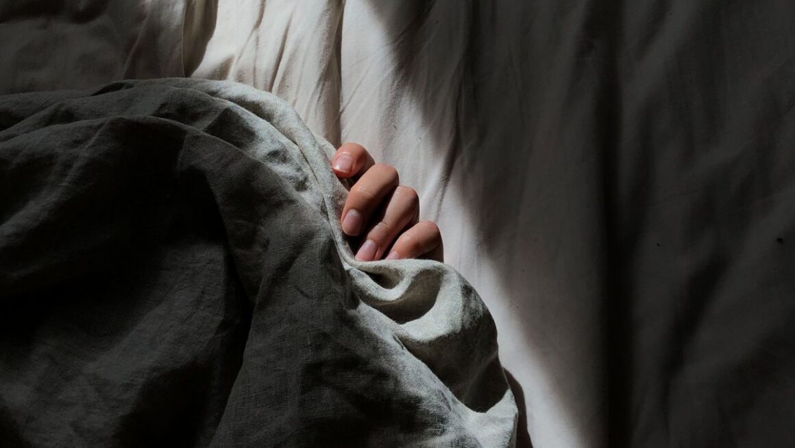 mostrando a mão de uma pessoa dormindo