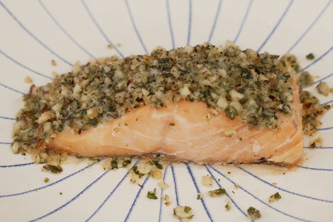 salmão com crosta de pesto
