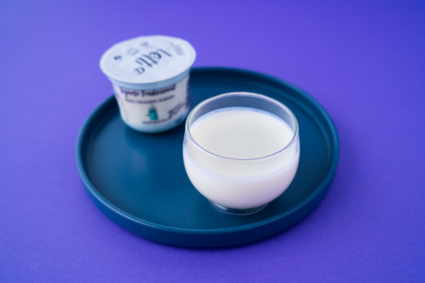 iogurte em uma mesa