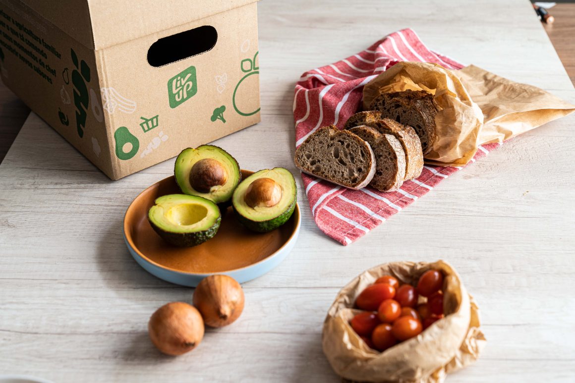 ingredientes do avocado toast em uma mesa