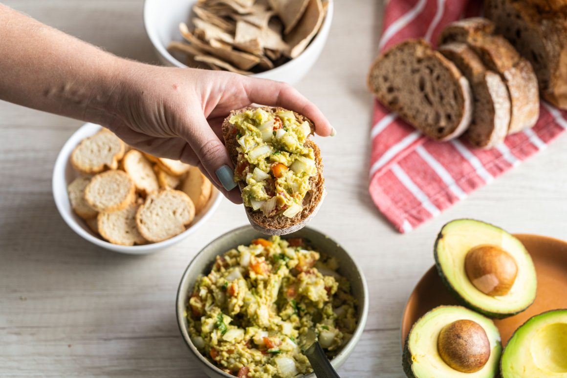receita de avocado toast na mesa