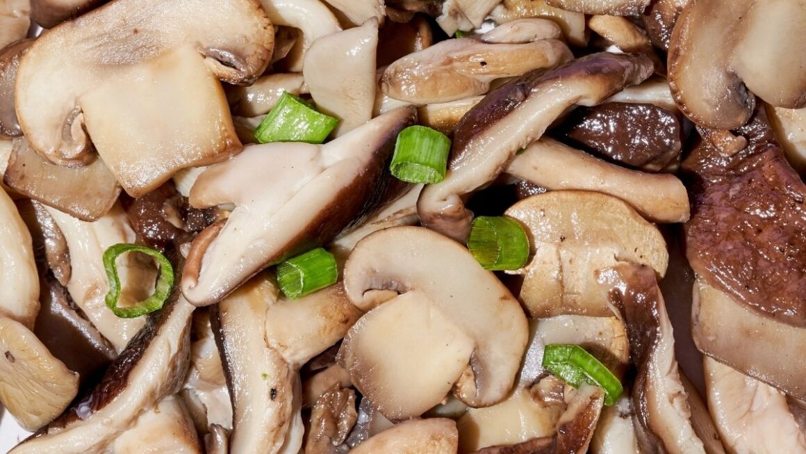 almoço vegano simples com cogumelos